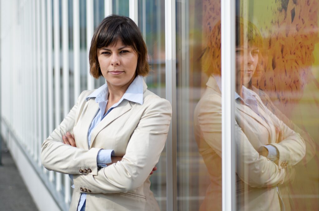 Využít naplno potenciál GenAI: Ale jak? 2 businesswoman suit standing front glass window with crossed arms